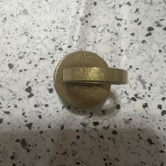 Beautiful gold tone with green stone ring - Picture 3 of 4